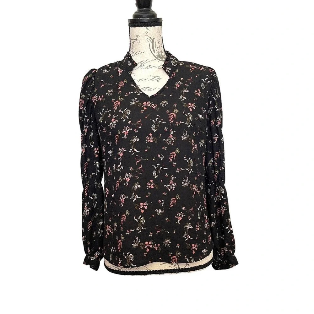 A Love Story Floral Blouse‎ Women Small Black Pink Ruffle Neck Cottagecore Chic